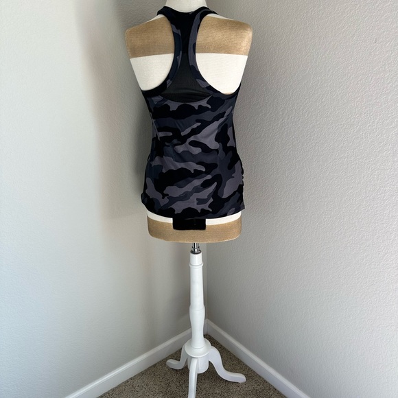 Old Navy woman’s camo athletic racerback tank size XS - Picture 4 of 5